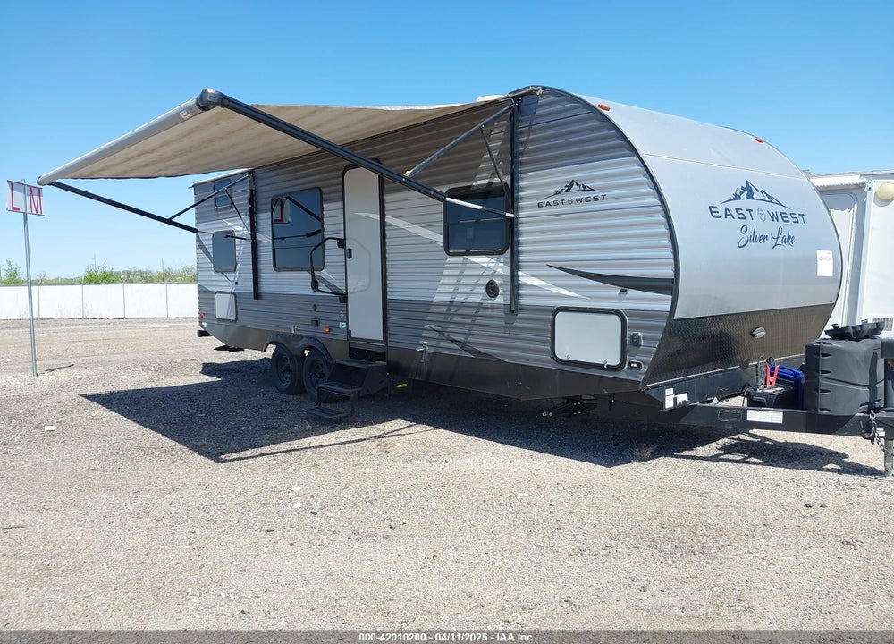 2021 FOREST RIVER EAST WEST SILVERLAKE 27KNS TRAVEL TRAILER VIN: 5ZT2SKSB1M9004295