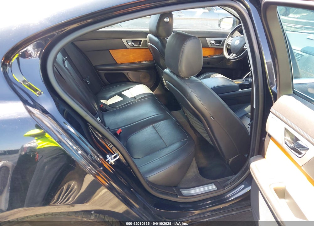 2010 JAGUAR XF VIN: SAJWA0FA2AHR56964