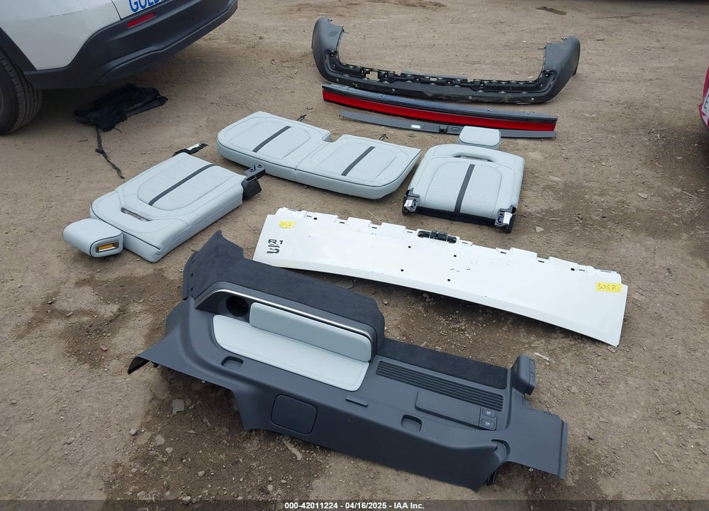 2025 RIVIAN R1S ADVENTURE DUAL MOTOR LARGE PACK/ADVENTURE DUAL MOTOR MAX PACK VIN: 7PDSGBBA2SN054985