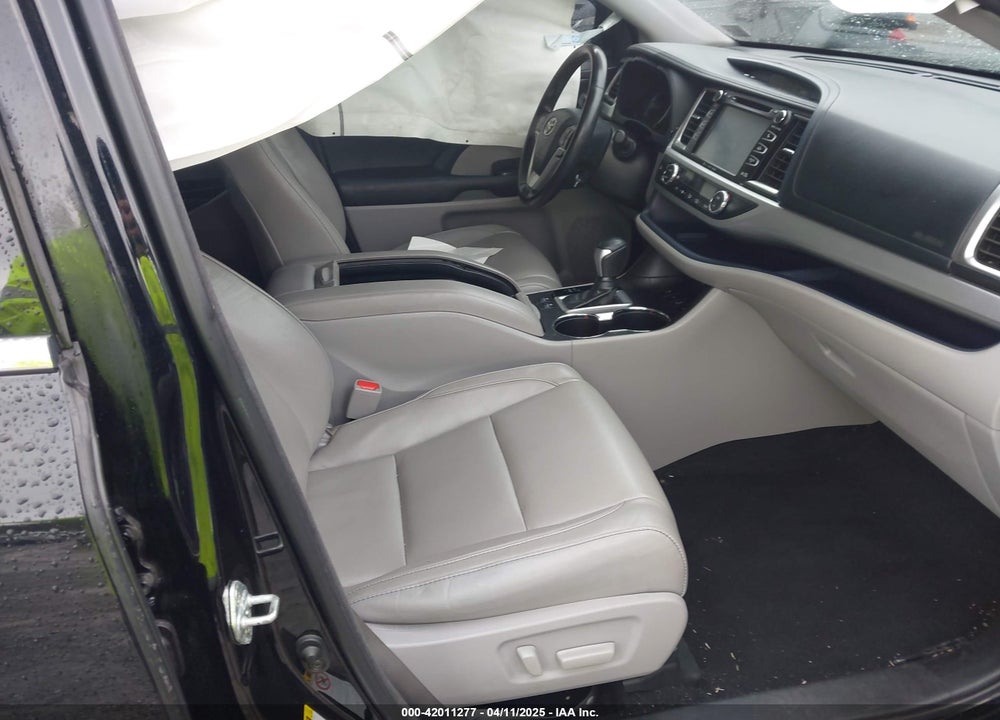 2018 TOYOTA HIGHLANDER XLE VIN: 5TDJZRFH8JS546779