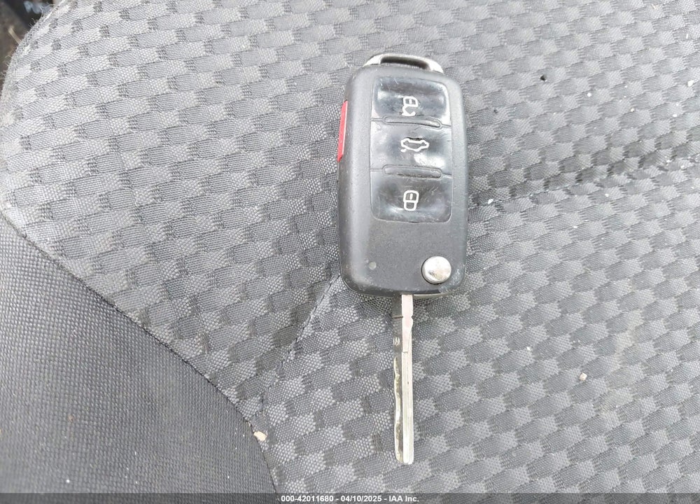 2012 VOLKSWAGEN PASSAT VIN: 1VWAP7A3XCC016465