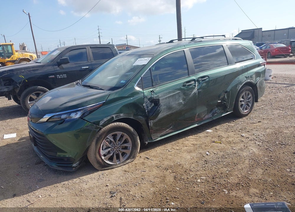 2025 TOYOTA SIENNA LE VIN: 5TDKRKEC2SS233830