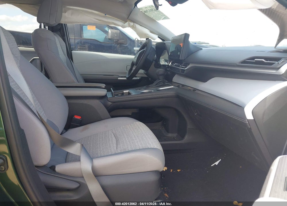 2025 TOYOTA SIENNA LE VIN: 5TDKRKEC2SS233830