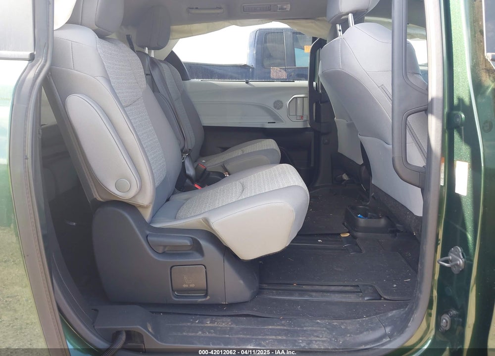 2025 TOYOTA SIENNA LE VIN: 5TDKRKEC2SS233830