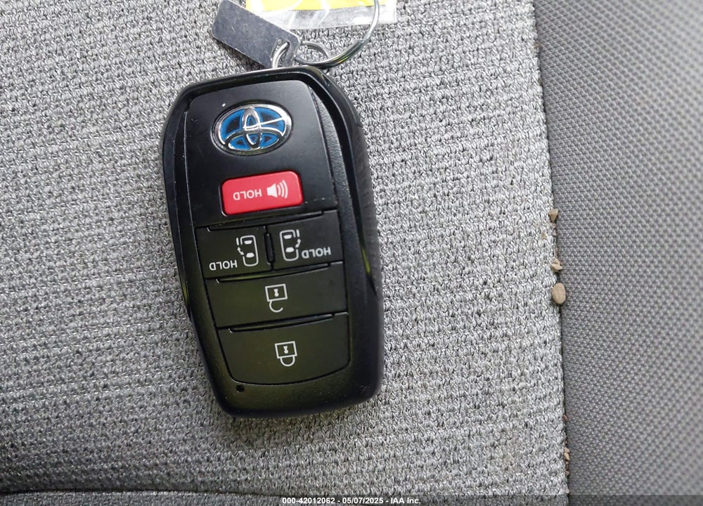 2025 TOYOTA SIENNA LE VIN: 5TDKRKEC2SS233830