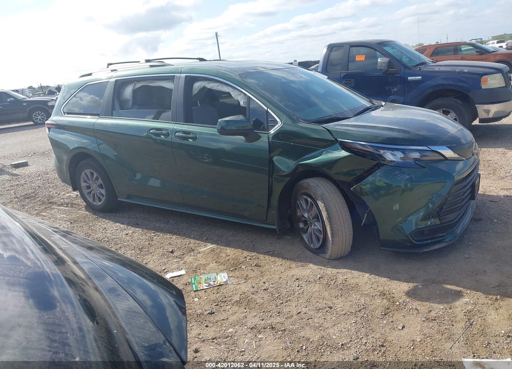 2025 TOYOTA SIENNA LE VIN: 5TDKRKEC2SS233830
