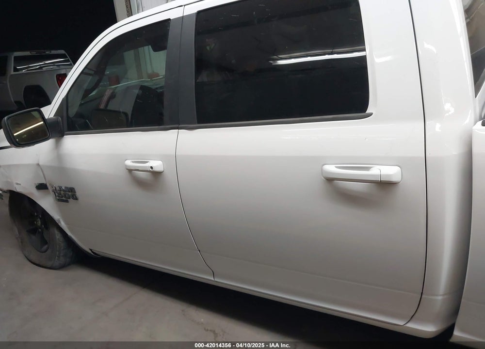 2019 RAM 1500 CLASSIC VIN: 1C6RR7LT2KS605406