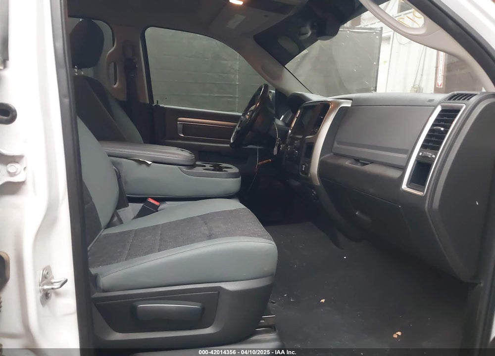 2019 RAM 1500 CLASSIC VIN: 1C6RR7LT2KS605406