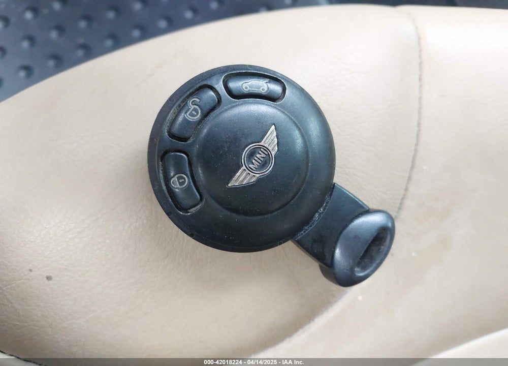 2007 MINI COOPER S VIN: WMWMF73537TT84443