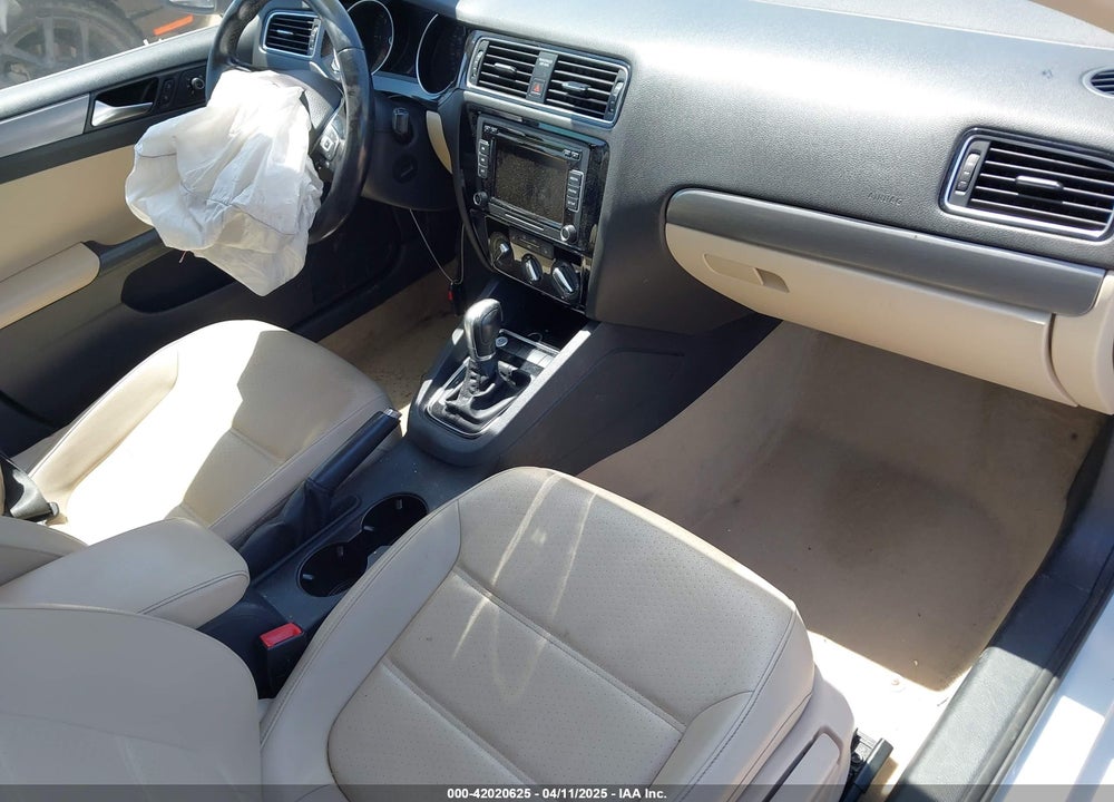 2015 VOLKSWAGEN JETTA VIN: 3VWLA7AJ1FM238937