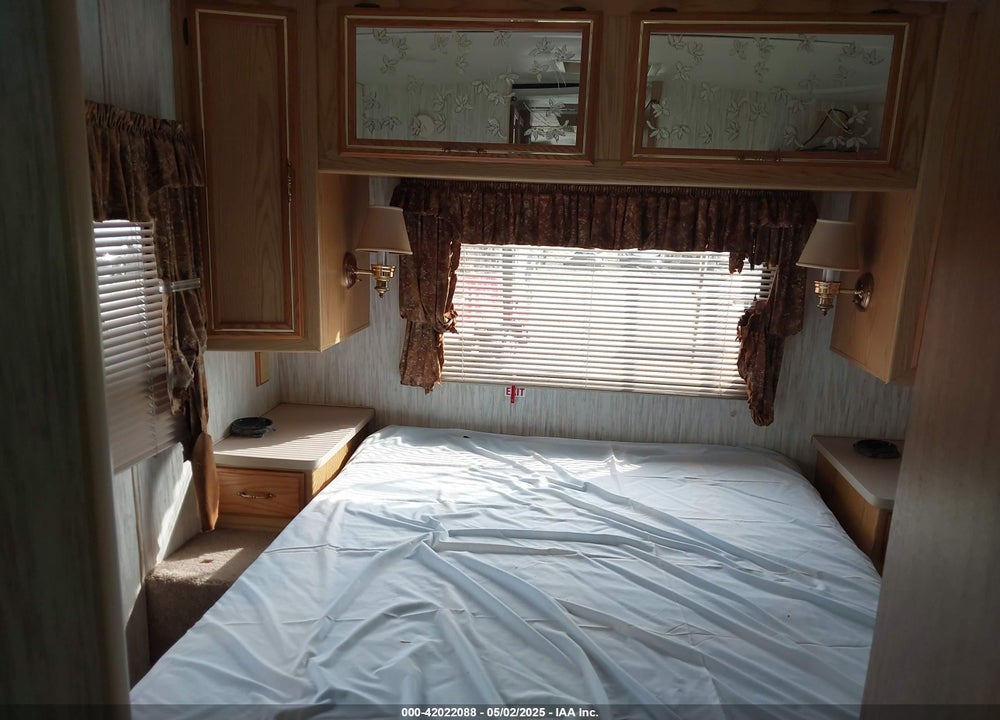 1994 WINNEBAGO P30 VIN: 1GBKP37N8R3300960