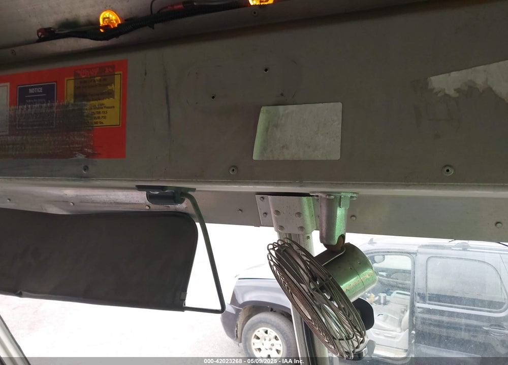 2000 FREIGHTLINER CHASSIS M LINE WALK-IN VAN VIN: 4UZA4FA4XYCG23082