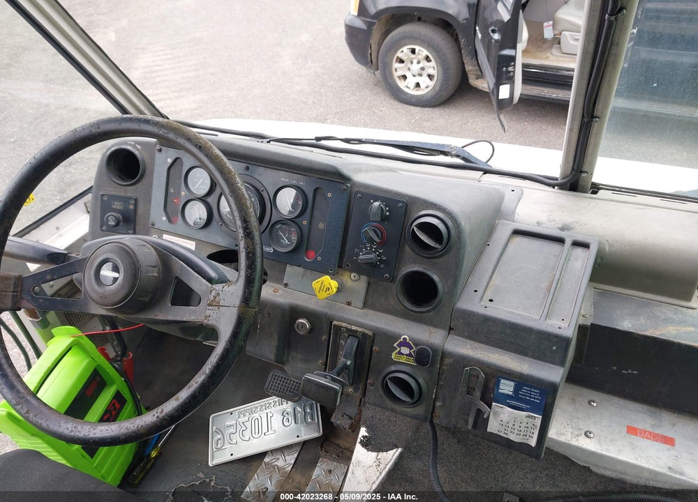 2000 FREIGHTLINER CHASSIS M LINE WALK-IN VAN VIN: 4UZA4FA4XYCG23082