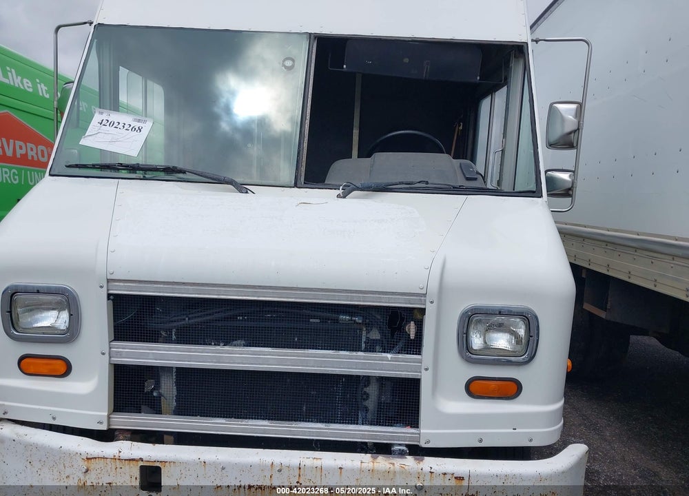 2000 FREIGHTLINER CHASSIS M LINE WALK-IN VAN VIN: 4UZA4FA4XYCG23082
