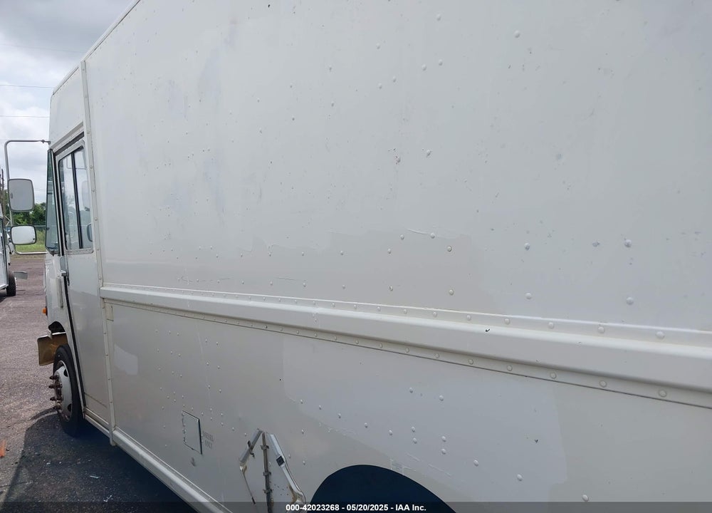 2000 FREIGHTLINER CHASSIS M LINE WALK-IN VAN VIN: 4UZA4FA4XYCG23082
