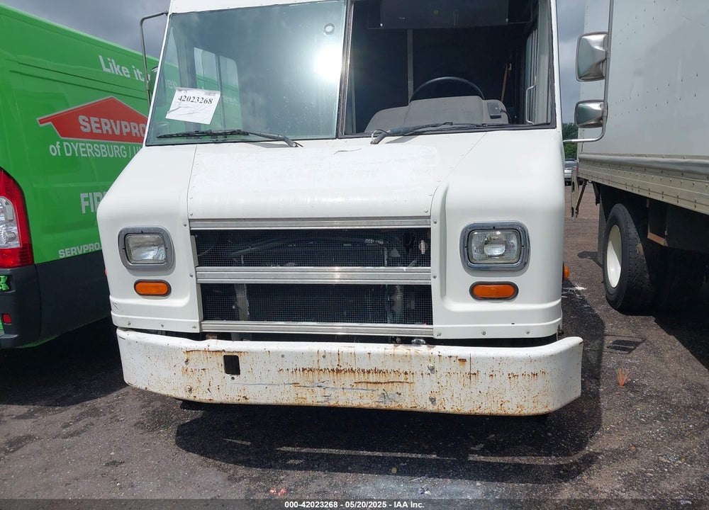 2000 FREIGHTLINER CHASSIS M LINE WALK-IN VAN VIN: 4UZA4FA4XYCG23082