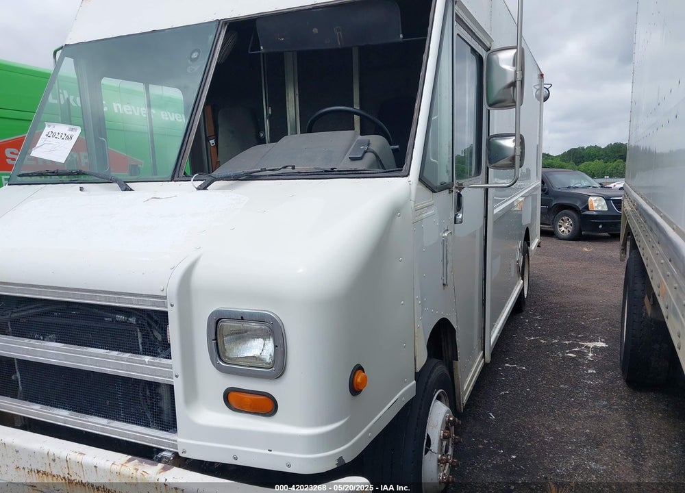 2000 FREIGHTLINER CHASSIS M LINE WALK-IN VAN VIN: 4UZA4FA4XYCG23082