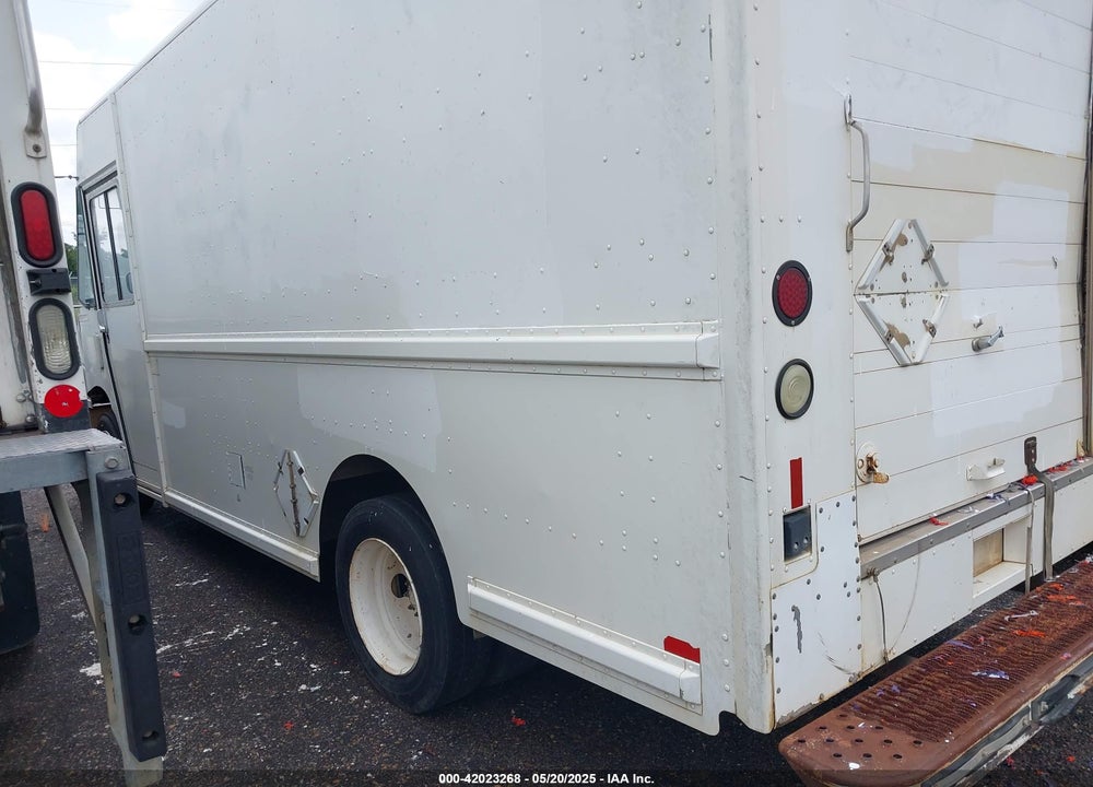 2000 FREIGHTLINER CHASSIS M LINE WALK-IN VAN VIN: 4UZA4FA4XYCG23082