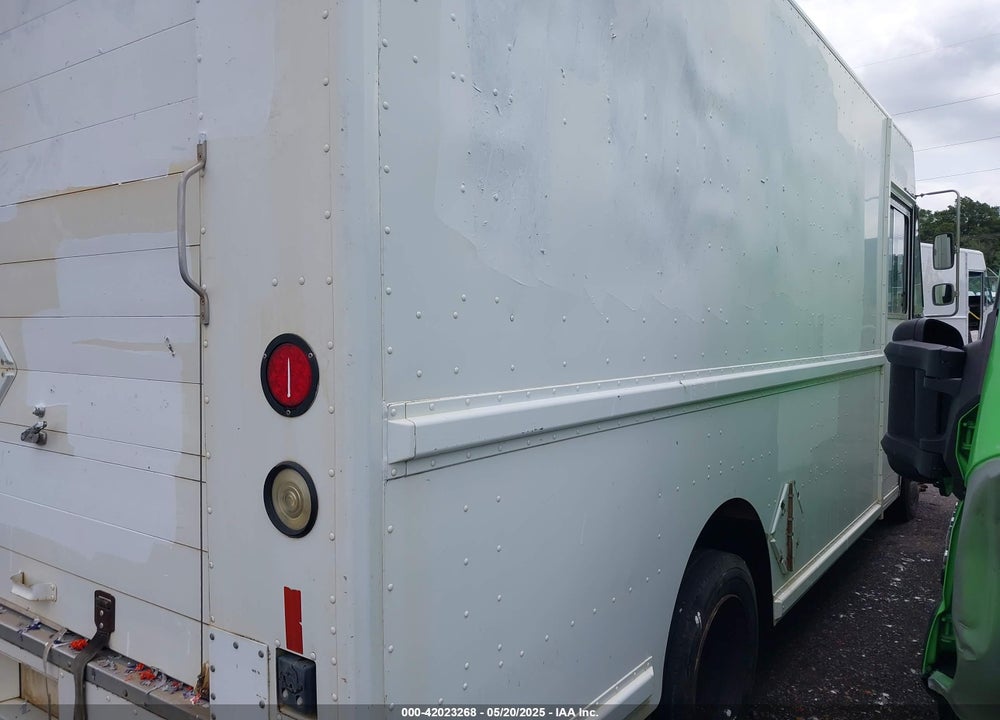2000 FREIGHTLINER CHASSIS M LINE WALK-IN VAN VIN: 4UZA4FA4XYCG23082