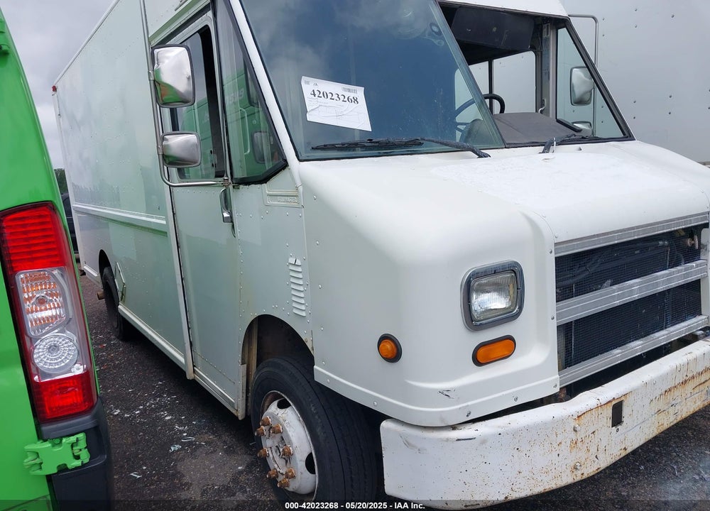 2000 FREIGHTLINER CHASSIS M LINE WALK-IN VAN VIN: 4UZA4FA4XYCG23082