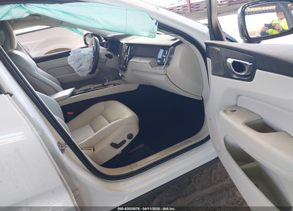 2024 VOLVO XC60 RECHARGE PLUG-IN HYBRID T8 PLUS DARK THEME VIN: YV4H60DL9R1915780