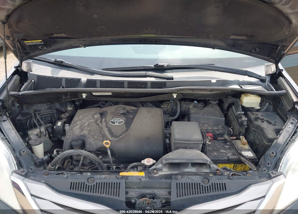 2017 TOYOTA SIENNA XLE 8 PASSENGER VIN: 5TDYZ3DC2HS794460
