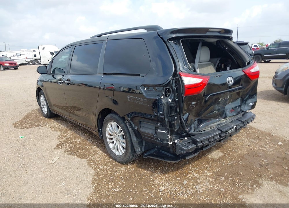 2017 TOYOTA SIENNA XLE 8 PASSENGER VIN: 5TDYZ3DC2HS794460