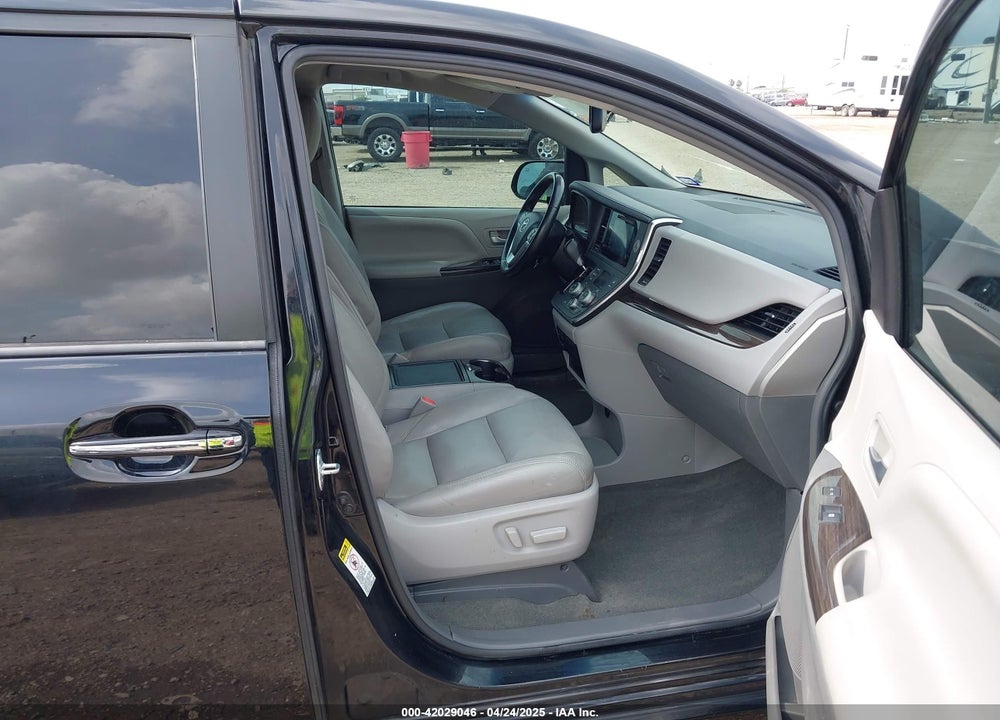 2017 TOYOTA SIENNA XLE 8 PASSENGER VIN: 5TDYZ3DC2HS794460