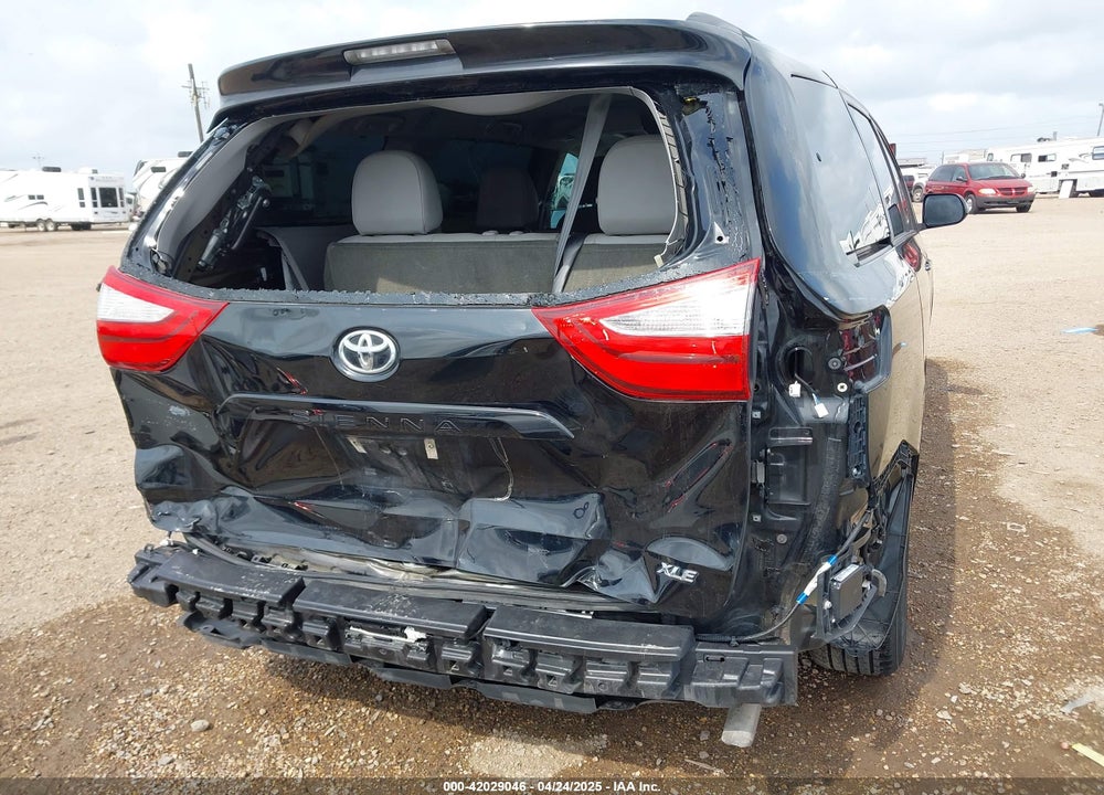 2017 TOYOTA SIENNA XLE 8 PASSENGER VIN: 5TDYZ3DC2HS794460