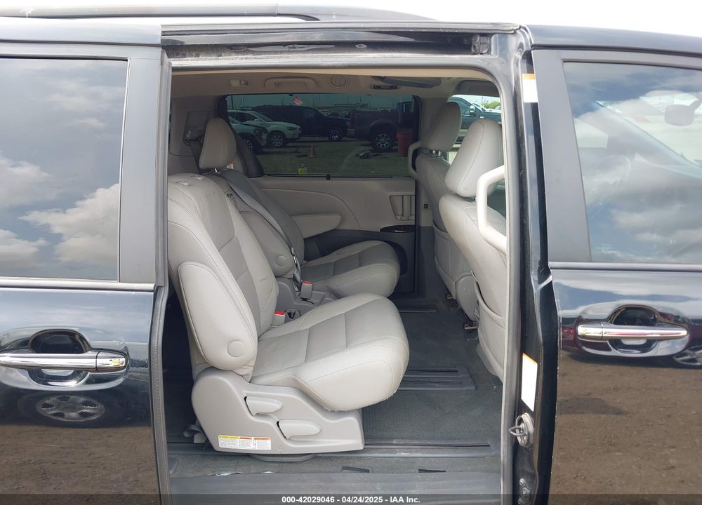2017 TOYOTA SIENNA XLE 8 PASSENGER VIN: 5TDYZ3DC2HS794460
