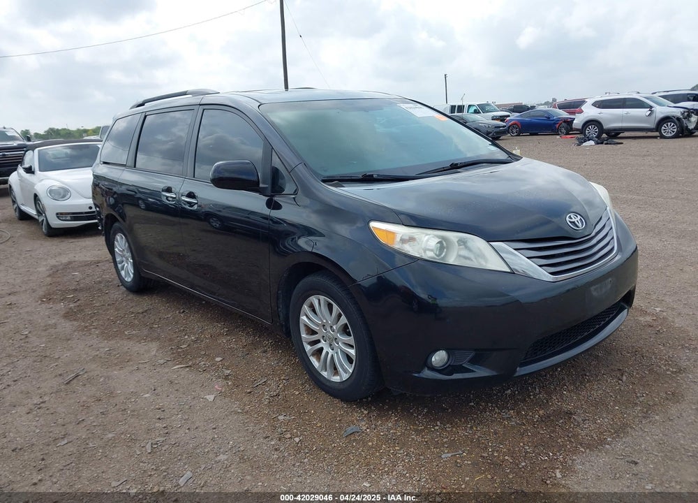 2017 TOYOTA SIENNA XLE 8 PASSENGER VIN: 5TDYZ3DC2HS794460