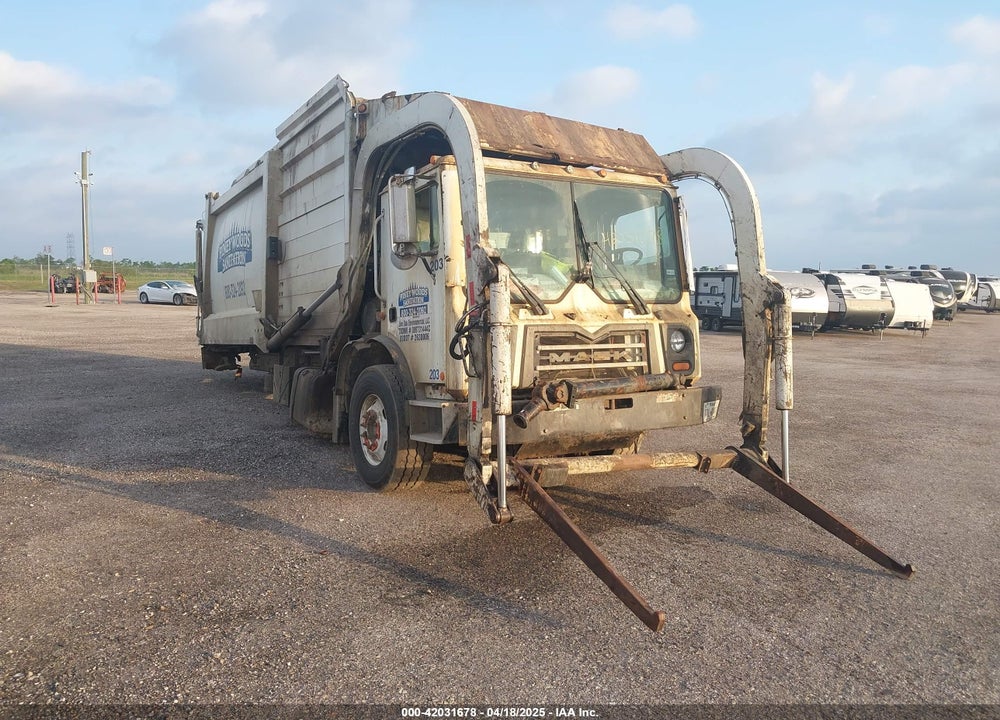 2018 MACK TERRAPRO VIN: 1M2AV04C0JM017672
