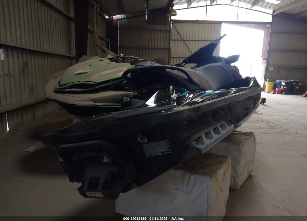 2016 SEADOO GTX-300 LIMITED VIN: YDV06677K516