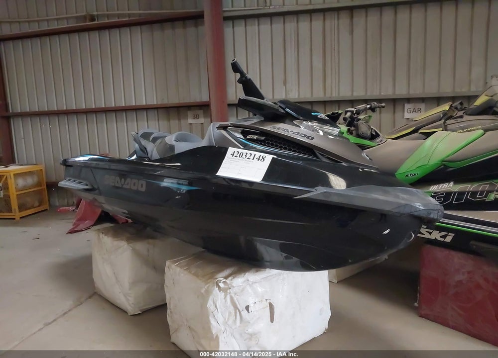 2016 SEADOO GTX-300 LIMITED VIN: YDV06677K516