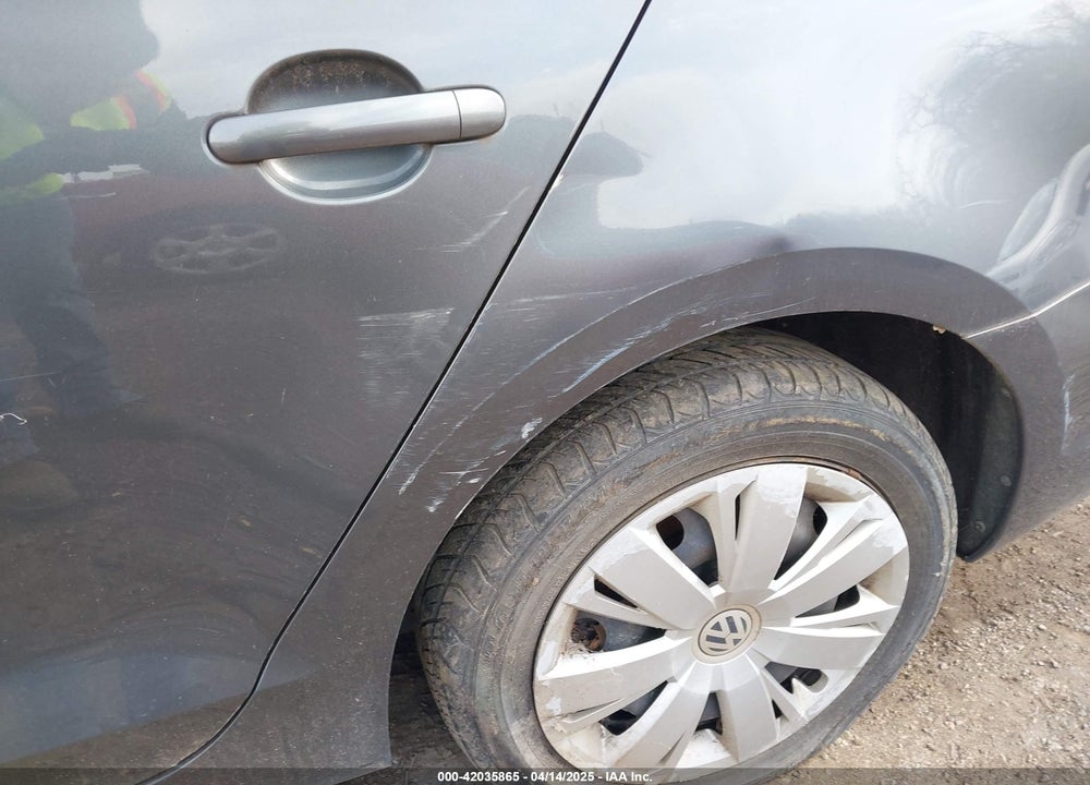 2014 VOLKSWAGEN JETTA VIN: 3VWD17AJ7EM246947