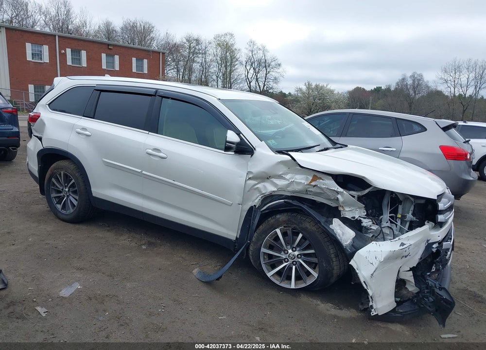 2019 TOYOTA HIGHLANDER XLE VIN: 5TDJZRFH3KS629568