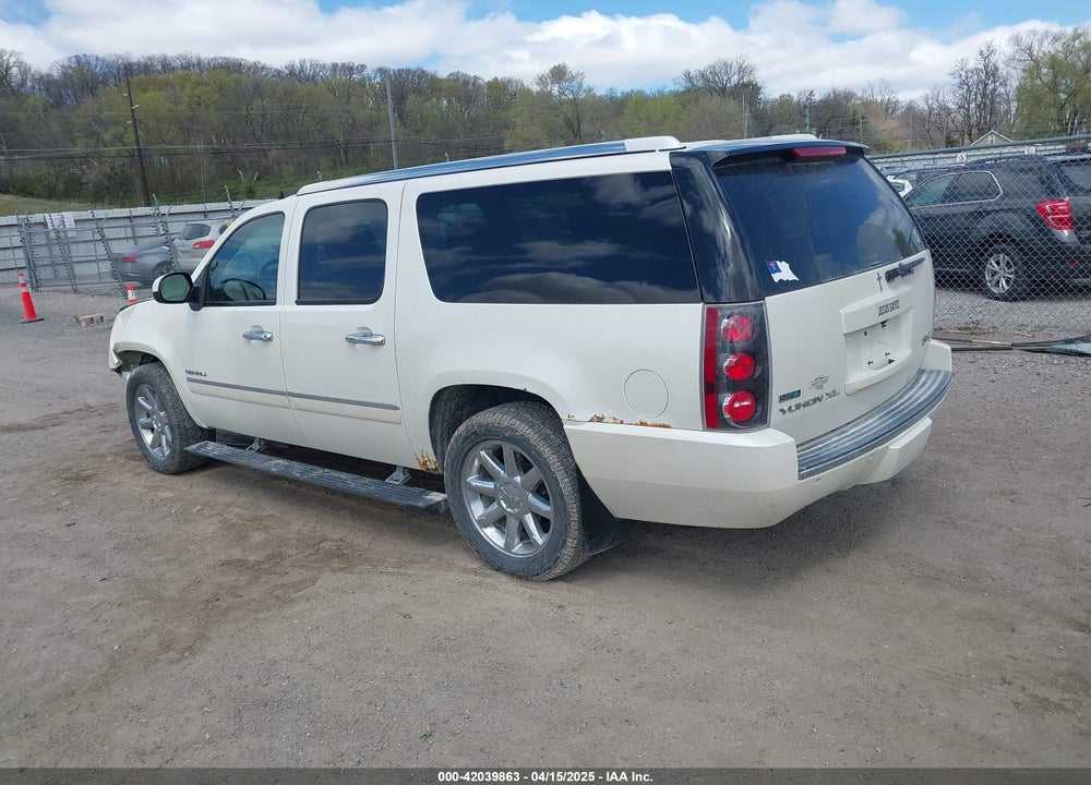 2011 GMC YUKON XL 1500 DENALI VIN: 1GKS2MEF9BR105808