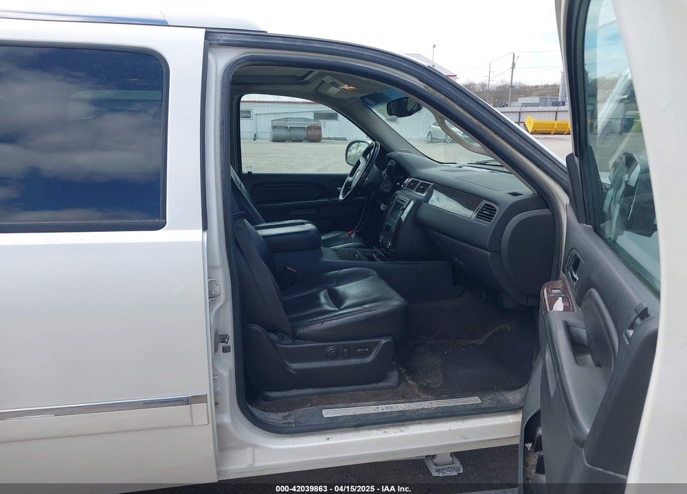 2011 GMC YUKON XL 1500 DENALI VIN: 1GKS2MEF9BR105808