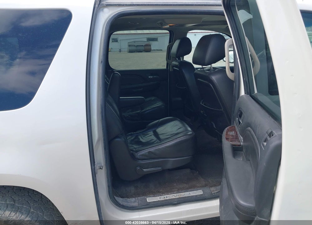 2011 GMC YUKON XL 1500 DENALI VIN: 1GKS2MEF9BR105808