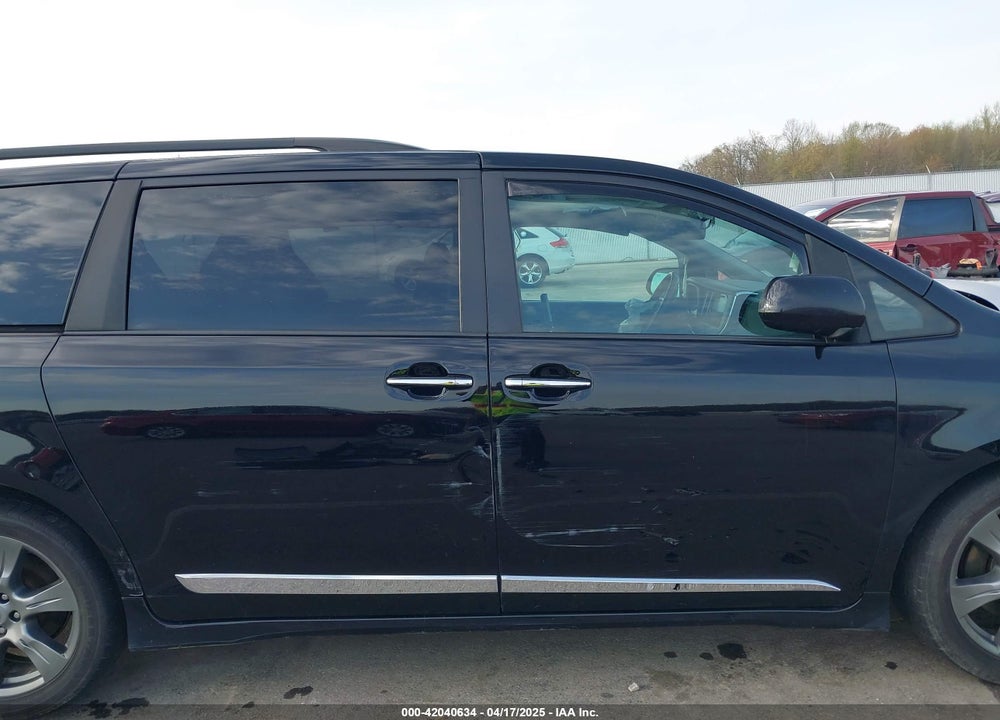 2017 TOYOTA SIENNA SE 8 PASSENGER VIN: 5TDXZ3DC5HS784243