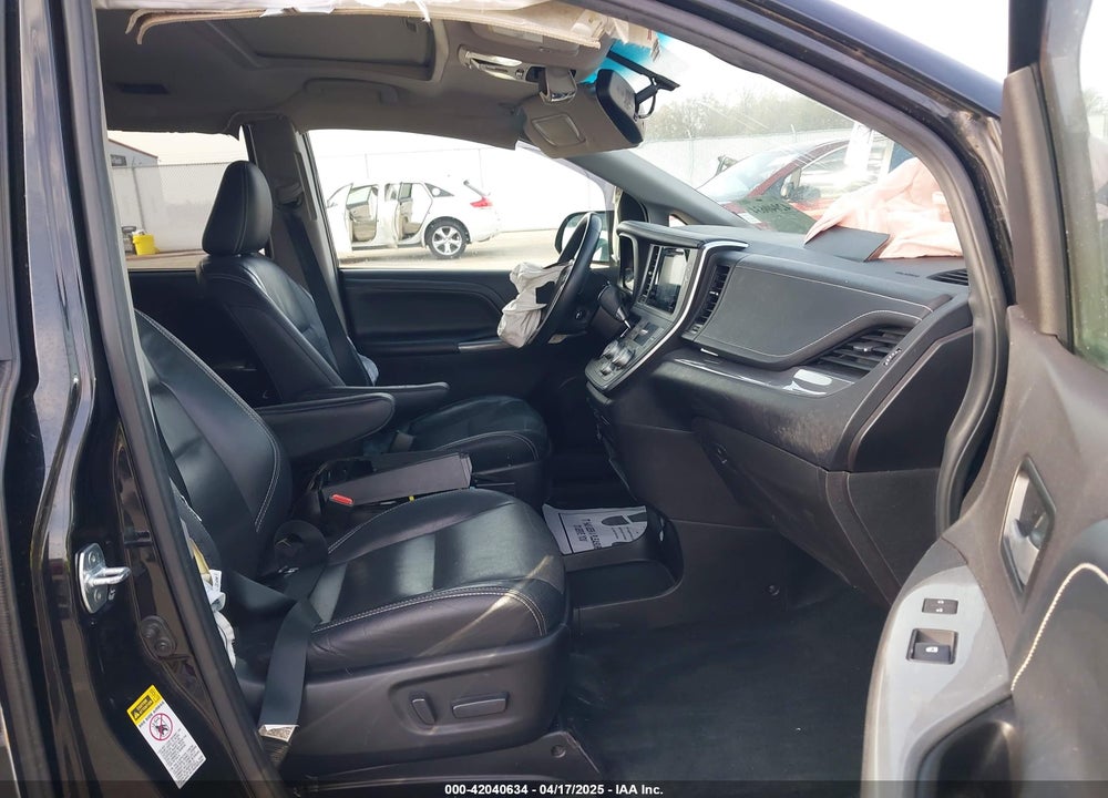 2017 TOYOTA SIENNA SE 8 PASSENGER VIN: 5TDXZ3DC5HS784243