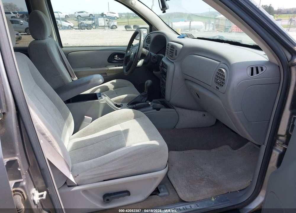 2005 CHEVROLET TRAILBLAZER LS VIN: 1GNDT13SX52338407