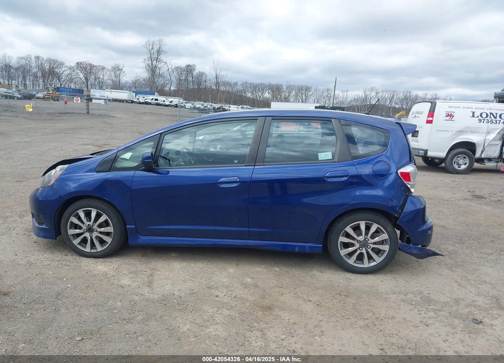 2013 HONDA FIT VIN: JHMGE8H69DC049353