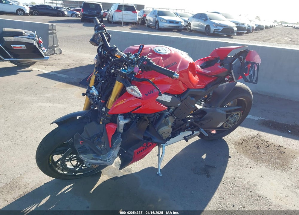 2024 DUCATI STREETFIGHTER V4/V4S VIN: ZDMFAKWW7RB009556