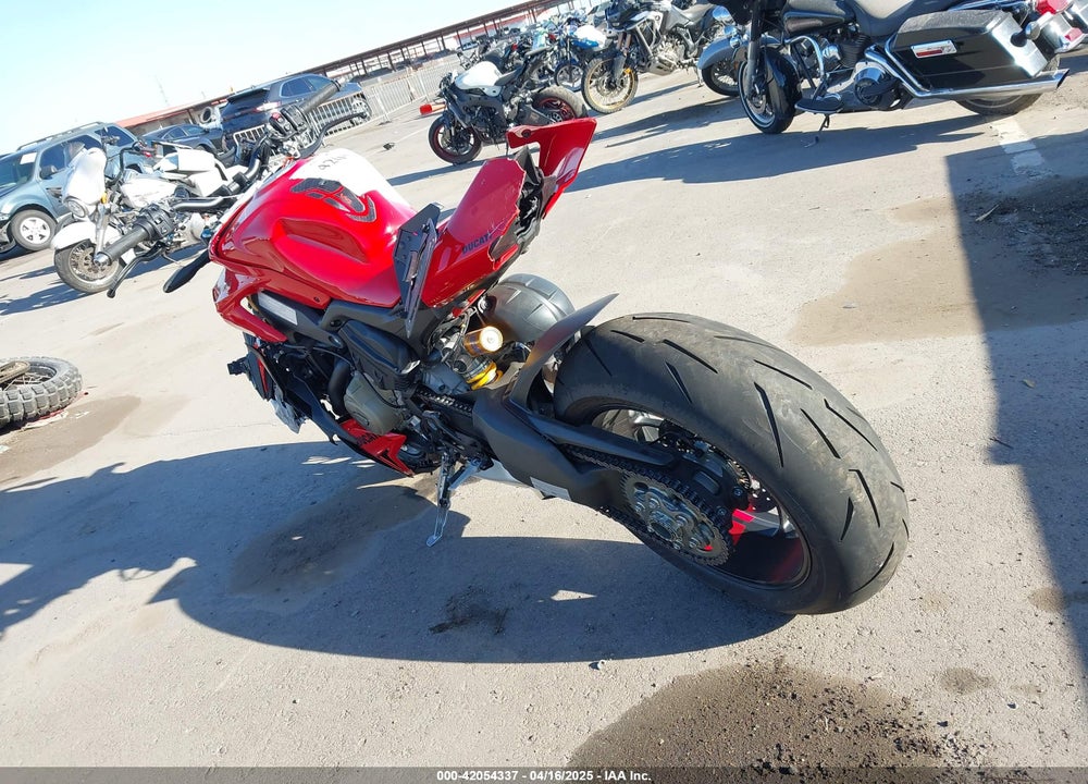 2024 DUCATI STREETFIGHTER V4/V4S VIN: ZDMFAKWW7RB009556