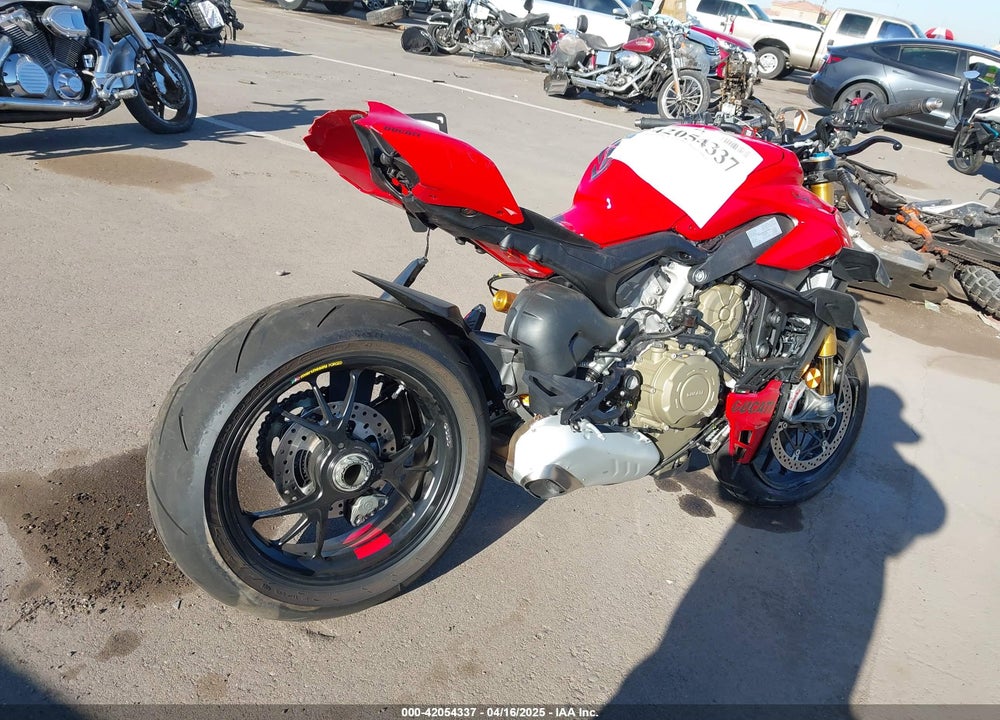 2024 DUCATI STREETFIGHTER V4/V4S VIN: ZDMFAKWW7RB009556