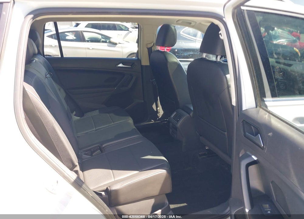 2018 VOLKSWAGEN TIGUAN VIN: 3VV2B7AX1JM009541