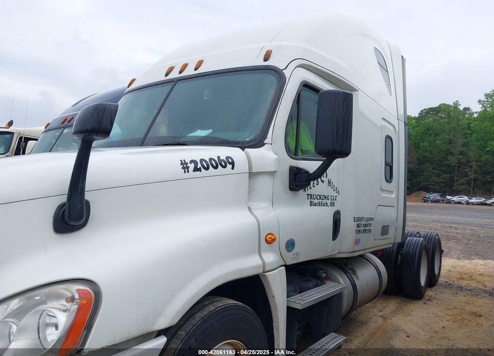 2016 FREIGHTLINER CASCADIA 125 --- VIN: 3AKJGLD58GSHN2755