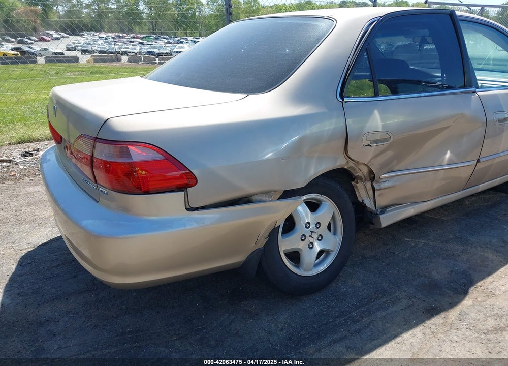2000 HONDA ACCORD 3.0 EX VIN: 1HGCG1655YA069095