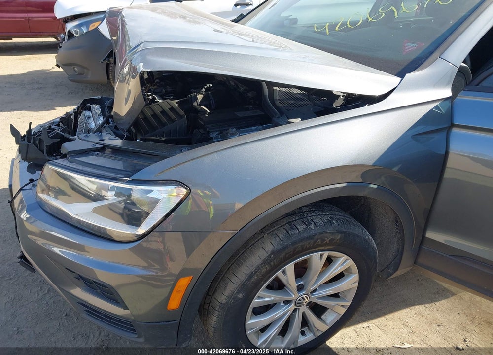 2019 VOLKSWAGEN TIGUAN VIN: 3VV0B7AX0KM119702